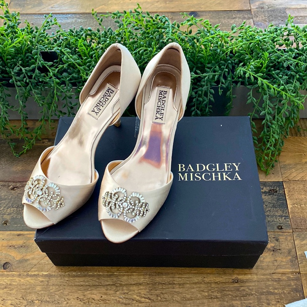 Badgley Mischka salsa vanilla satin 8 new in box wedding shoe cream beige heels